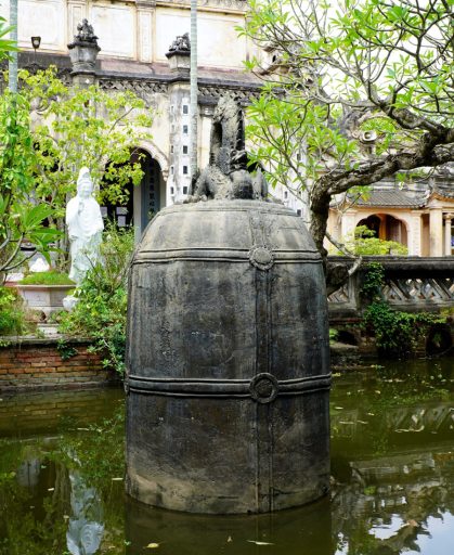Tiếng chuông Đại Hồng Chung vang vọng từ Chùa Cổ Lễ – một trong những quả chuông lớn nhất Việt Nam, mang ý nghĩa cảnh tỉnh và hướng thiện.