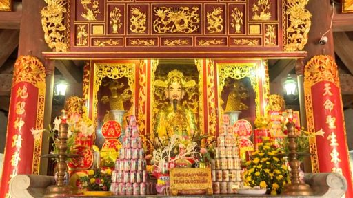 Không gian thờ tự trang nghiêm bên trong Đền Vua tại Đền Trần Long Hưng, nơi tưởng nhớ công lao vĩ đại của các vị vua đầu triều Trần như Trần Thái Tông, Trần Thánh Tông và đặc biệt là Hưng Đạo Đại Vương Trần Quốc Tuấn. Từng đường nét kiến trúc, từng hiện vật cổ kính tại đây đều kể lại câu chuyện về một triều đại đã ba lần đánh tan quân Nguyên Mông, làm rạng danh non sông đất Việt. Đây là trái tim tâm linh của Đền Trần Long Hưng, nơi du khách có thể cảm nhận rõ nét hào khí Đông A và lòng biết ơn sâu sắc đối với tiền nhân.