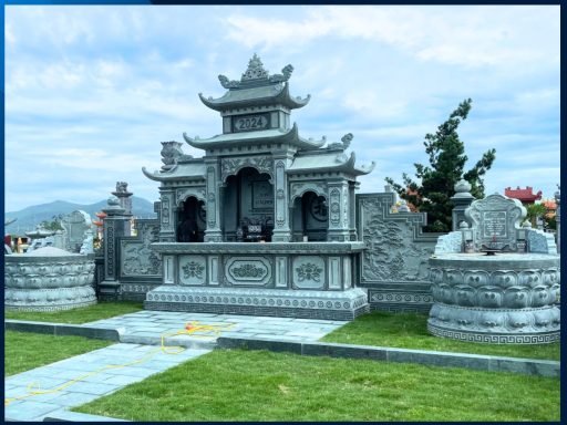 Lăng thờ đá trong khu đền thờ cổ truyền thống