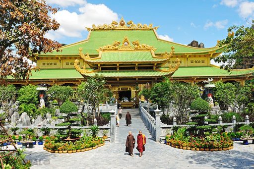 Đền Thờ Đại Nam – Kim Điện Dát Vàng Tại Bình Dương