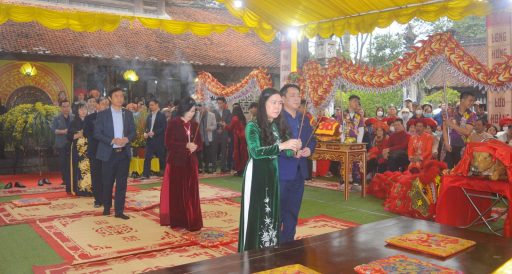 Đền Trần di tích linh thiêng thờ các vua Trần, điểm đến tâm linh nổi tiếng miền Bắc 2 Du khách dâng hương tại đền trong dịp lễ đầu năm