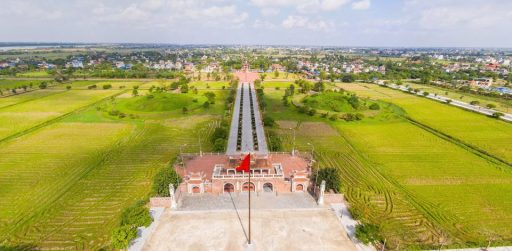 Toàn cảnh Đền Trần cổ kính uy nghi, nơi thờ tự các vị vua Trần và anh hùng dân tộc, thu hút đông đảo du khách thập phương đến chiêm bái.